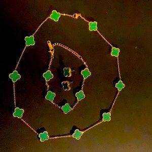 Clover necklace, bracelet and earring set